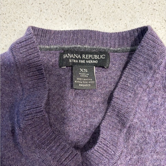 Banana Republic Extra Fine Merino Wool V-Neck Sweater - Picture 7 of 10
